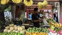 Pedagang menimbang buah di Pasar Mitra Tani (PMT) Pasar Minggu, Jakarta Selatan, Jumat, (7/5/2021). Sehubungan libur Idul Fitri 1442 H, PMT tutup sementara yakni dari tanggal 12-16 Mei 2021. (Liputan6.com/Johan Tallo)