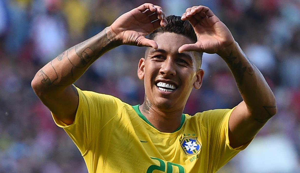 Striker Brasil, Roberto Firmino, merayakan gol ke gawang Kroasia pada laga persahabatan di Stadion Anfield, Liverpool, Minggu (3/6/2018). Brasil menang 2-0 atas Kroasia. (AFP/Oli Scarff)