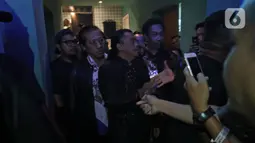 Didi Kempot menyapa penggemarnya jelang tampil pada konser bertajuk "The Lord of Loro Ati" di kawasan SCBD, Jakarta, Jumat (6/12/2019). Berdarah keluarga yang akrab dengan seni, penyanyi yang akhir-akhir ini namanya terus melambung selalu tampil membaur dengan penggemarnya. (Liputan6.com/Herman Zakh