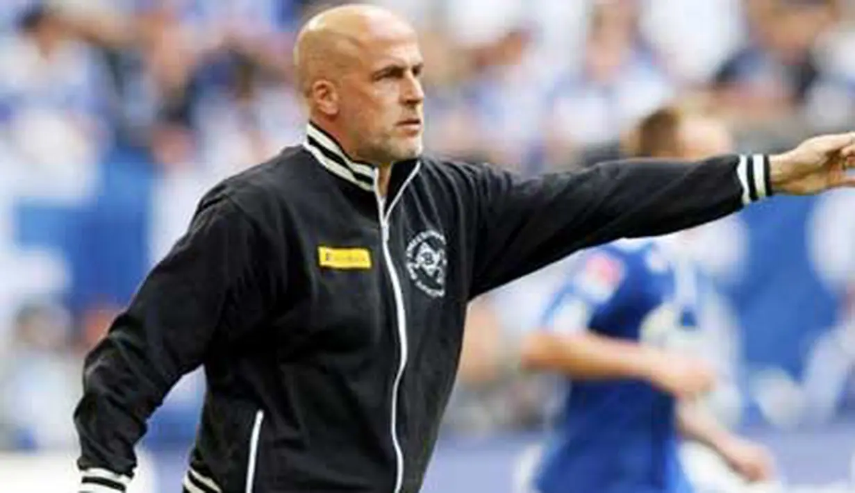 Gaya pelatih Borussia Muenchengladbach Michael Frontzeck di laga lawan Schalke 04 yang berlangsung di Gelsenkirchen, 25 September 2010. Frontzeck dipecat pada 13 Februari 2011. AFP PHOTO / PATRIK STOLLARZ 