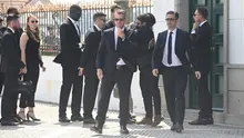 Para pemain Liverpool dan Kepala Eksekutif Liverpool, Michael Edwards (2R), meninggalkan lokasi setelah upacara pemakaman penyerang Liverpool asal Portugal, Diogo Jota, dan saudaranya, Andre Silva, di Gondomar, pinggiran Porto, pada 5 Juli 2025. Penyerang Liverpool, Diogo Jota, dan saudaranya meninggal dalam kecelakaan mobil di Spanyol pada 3 Juli 2025, yang memicu duka cita luas tak lama setelah bintang Portugal itu menikah.
(MIGUEL RIOPA/AFP)