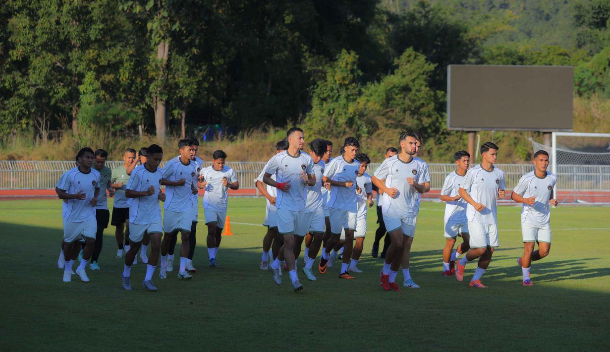 Raihan poin sempurna kala melawan Filipina akan membantu Timnas U22 Indonesia mewujudkan misi lolos ke semifinal dan mempertahankan raihan emas. Tampak dalam foto, pemain Tim Nasional (Timnas) Indonesia U-22 melakukan sesi latihan di Rajamangala University of Technology Lanna Stadium, Doi Saket, Chiang Mai pada Minggu (7/12/2025) sore waktu setempat. (Bola.com/Bagaskara Lazuardi)