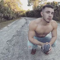 Siapa sangka kalau cowok ganteng dan macho ini bukan cowok sungguhan. (Sumber foto: boredpanda.com)