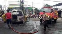Sebuah mobil minibus hangus terbakar di Jalan Raya Ciapus, Kecamatan Tamansari, Kabupaten Bogor, Sabtu (11/11/2023). Tidak ada korban jiwa, namun insiden tersebut membuat warga panik. (Foto: Istimewa)