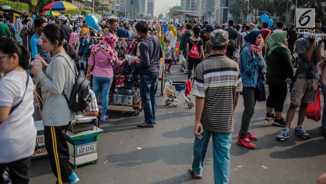 Warga dan pedagang kaki lima (PKL) memadati kawasan car free day (CFD), Bundaran HI, Jakarta, Minggu (4/8/2019). Banyaknya PKL yang berjualan tidak pada tempatnya membuat semrawut dan mengganggu aktivitas olahraga. (Liputan6.com/Faizal Fanani)