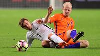 Pemain Belanda, Davy Klaassen (kanan), berebut bola dengan pemain Prancis, Antoine Griezmann, pada laga Grup A Kualifikasi Piala Dunia 2018 zona Eropa, di Amsterdam ArenA, Selasa (11/10/2016) dini hari WIB. (AFP/Emmanuel Dunand)