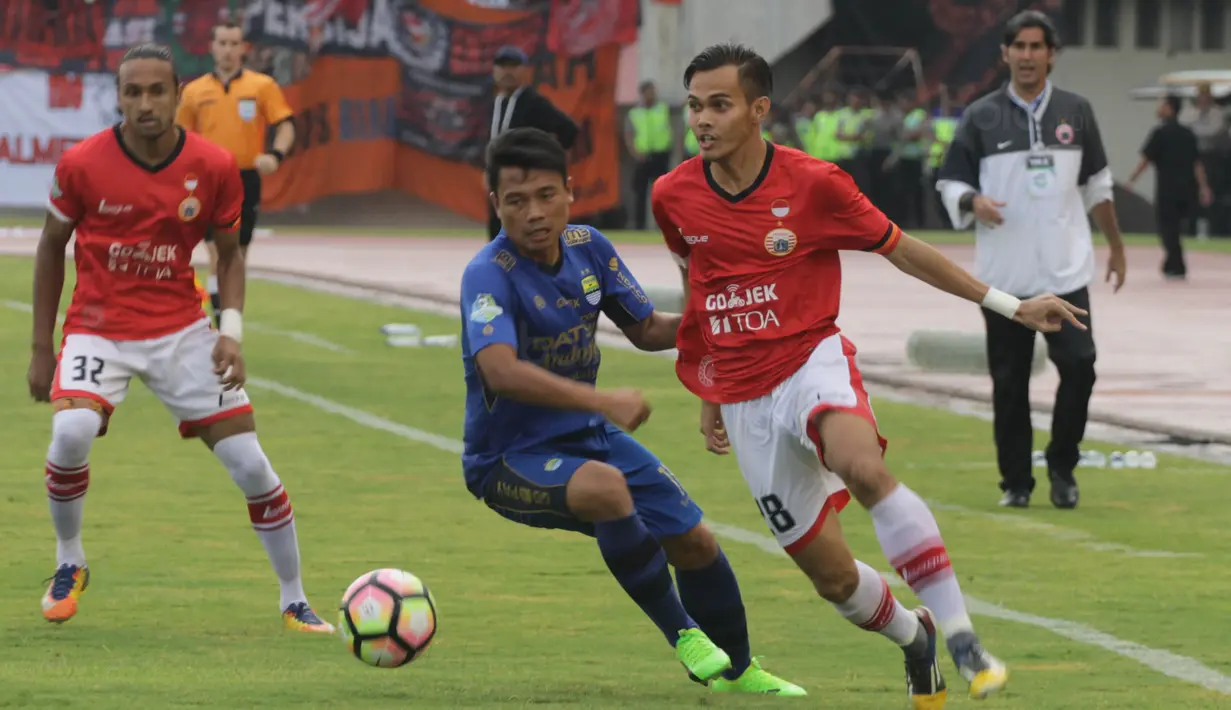 Bek Persija Jakarta, Rezaldi Hehanusa, berusaha melewati gelandang Persib Bandung, Dedi Kusanandar, pada laga Liga 1 Indonesia di Stadion Manahan, Solo, Jumat (3/11/2017). Persija menang 1-0 atas Persib. (Bola.com/Ronald Seger)