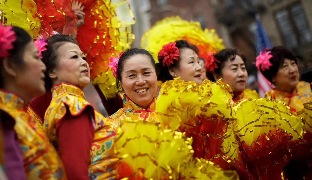 Sejumlah wanita mengenakan kostum saat festival budaya perayaan Imlek di Chinatown, New York City (16/2). Mereka merayakan Imlek atau Tahun Baru China 2569 yang jatuh pada 16 Februari 2018. (Drew Angerer/Getty Images/AFP)