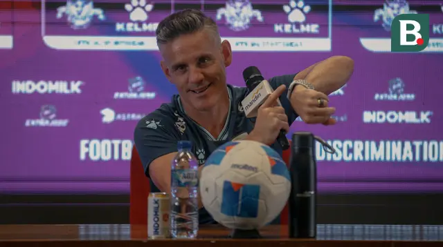 Pelatih Timnas Indonesia, John Herdman dalam sesi konferensi pers di Stadion Utama Gelora Bung Karno, Jakarta, Senin (8/6/2026). (Bola.com/Abdul Aziz)