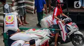 Aktivitas pekerja saat mengangkat karung berisi beras yang akan dijual di Pasar Kebayoran Lama, Jakarta, Rabu (17/4/2024). (Liputan6.com/Angga Yuniar)