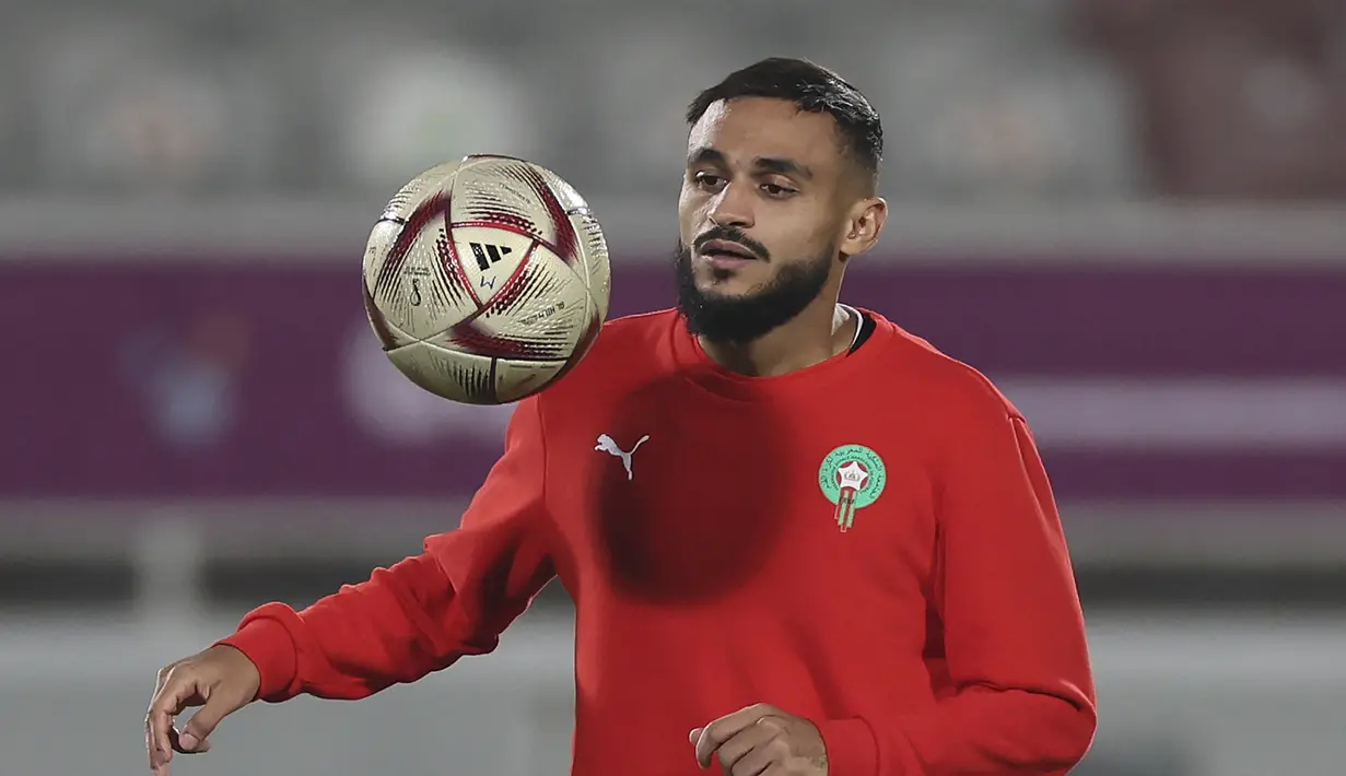 Gelandang Maroko, Sofiane Boufal mengontrol bola saat mengikuti sesi latihan di Stadion Al Duhail SC di Doha pada 13 Desember 2022. Berdasarkan rekor empat pertemuan terakhir, Prancis masih lebih diunggulkan daripada Maroko. (AFP/Karim Jaafar)