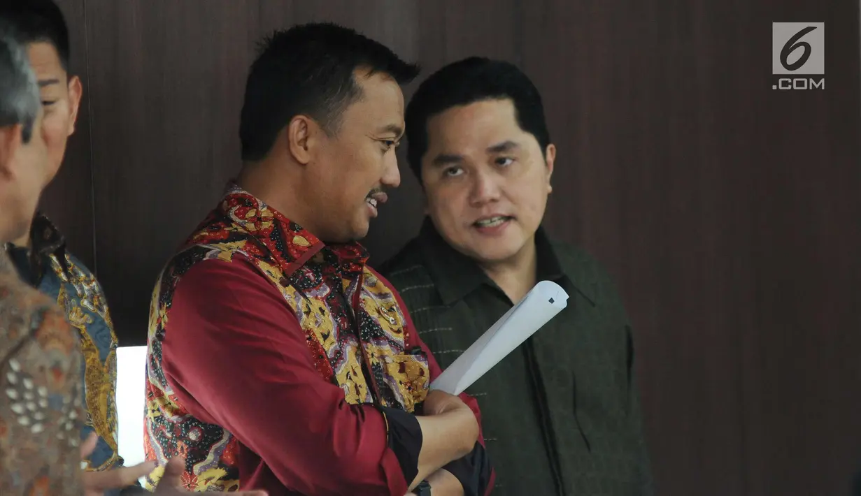 Menpora Imam Nahrawi (kedua kanan) berbincang dengan Ketua KOI, Erick Thohir jelang rapat evaluasi SEA Games 2017 dan progres persiapan Asian Games 2018 di Jakarta, Senin (2/10). Rapat dipimpin Menko PMK Puan Maharani. (Liputan6.com/Helmi Fithriansyah)