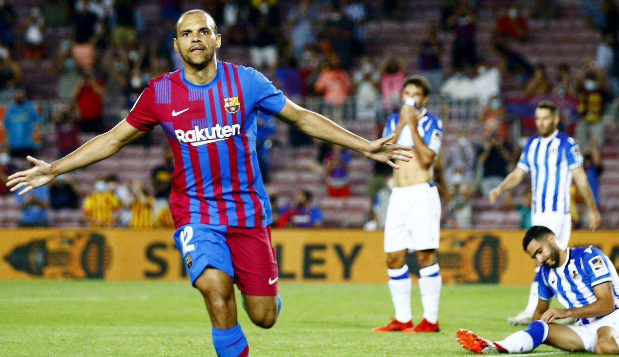 Martin Braithwaite sukses menjadi pembeda kala fans Barca galau kehilangan sosok Lionel Messi. Barcelona berhasil menuai hasil memuaskan usai membungkam Real Sociedad pada laga perdana La Liga 2021/2022 di Stadion Camp Nou, Senin (16/8/2021). (Foto: AP/Joan Monfort)