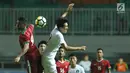 Pemain depan timnas Indonesia U-23, Alberto Goncalves (kiri) berebut bola atas dengan pemain Korea Selatan U-23, Kim Geonung pada laga persahabatan di Stadion Pakansari, Kab Bogor, Sabtu (23/6). Indonesia U-23 kalah 1-2. (Liputan6.com/Helmi Fithriansyah)