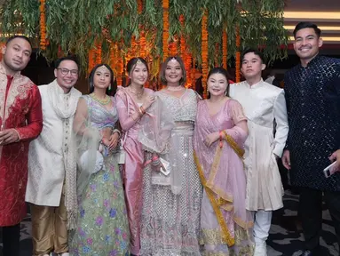 Diwali atau yang dikenal sebagai Festival Cahaya, merupakan salah satu festival terbesar dan paling penting dalam agama Hindu. Tahun ini, Sarwendah mendapat undangan untuk ikut merayakannya. Dalam acara tersebut, terlihat pula kehadiran Robby Purba, Anwar BAB dan Ayya Renita. (Liputan6.com/IG/@sarwendah29)