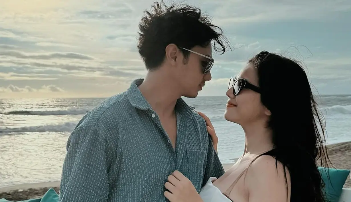 Tak hanya kebersamaan romantis Hito dan Feli yang jadi perhatian, penampilan Felicya Angelista yang kembali ideal juga curi perhatian. Meski sudah jadi ibu, Feli tetap tampil kekinian bak gadis. Pose saling tatap-tatapan romantis, netizen juga ikuti baper melihat Caesar Hito dan Felicya. Latar pemandangan pantai juga membuat hasil fotonya makin bagus. (Liputan6.com/IG/@felicyangelista_)