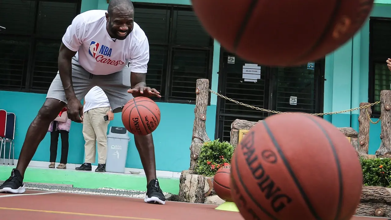 Mantan Raja Slam Dunk NBA Beri Coaching Clinic Pebasket SMA Jakarta