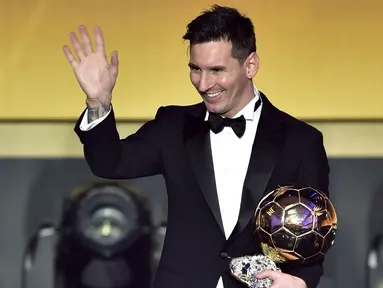  Lionel Messi saat menerima Penghargaan Ballo d'Or 2015 di Zurich, Selasa (12/1/2016) dini hari WIB. Messi meraih Ballon d'Or terbanyak yaitu lima penghargaan. (AFP Photo/Fabrice Coffrini)