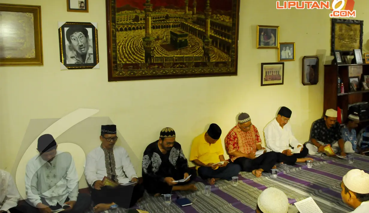 Kerabat dan warga sekitar ikut mendoakan almarhum Jojon di acara 40 Hari Mengenang Kepergian Jojon di kawasan Ciledug, Tangerang, Senin (14/04/2014) (Liputan6.com/Andrian M Tunay).