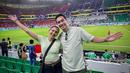 Donna Agnesia dan Darius Sinathrya tampil sporty chic saat nonton Piala Dunia [@darius_sinathrya]