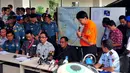 Kepala Badan SAR Kota Surabaya Hernanto memberikan keterangan terkait proses pencarian pesawat AirAsia QZ8501 yang hilang, Surabaya, Jawa Timur, Senin (29/12/2014). (Liputan6.com/Johan Tallo)