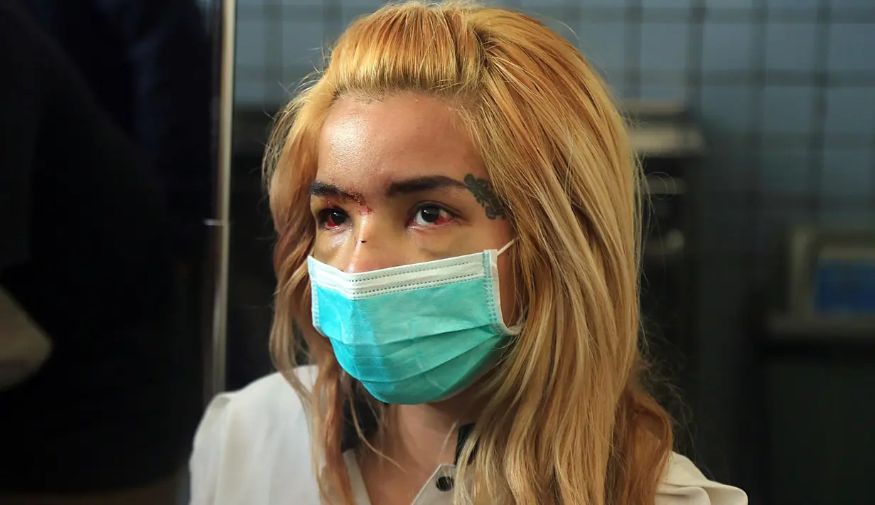 Setelah menjalani perawatan selama tiga hari di rumah sakit, Sheila Marcia sudah diizinkan pulang. Selasa, (9/5) bersama mamanya, Maria Cecilia Joseph ia meninggalkan Rumah Sakit Medistra. (Deki Prayoga/Bintang.com)