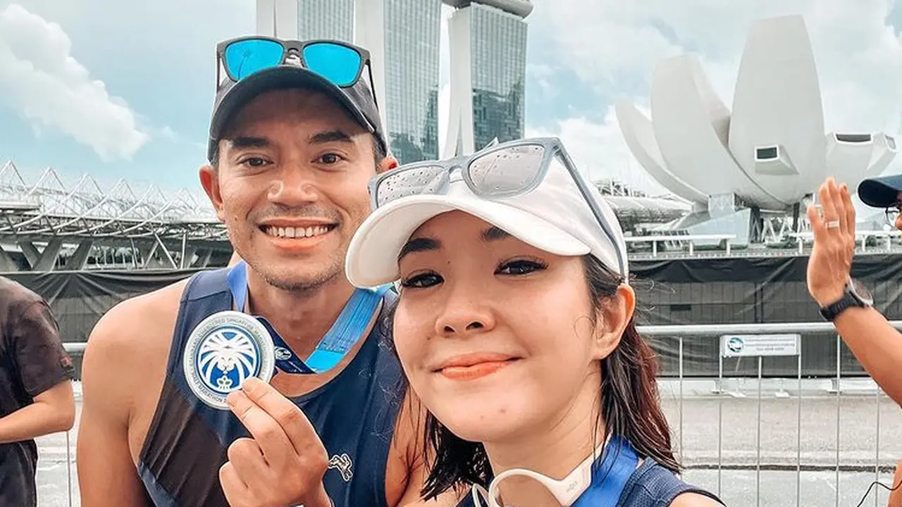 Gisella Anastasia dan kekasihnya Rino Soedarjo mengikuti marathon di Singapura. (Foto: Instagram/gisel_la)