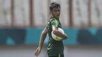 Pemain Timnas Indonesia, Septian David Maulana, memegang bola saat latihan di Stadion Wibawa Mukti, Jawa Barat, Selasa (6/11). Latihan ini merupakan persiapan jelang Piala AFF 2018. (Bola.com/Vitalis Yogi Trisna)