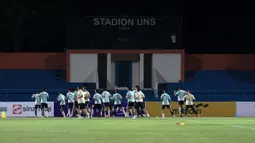 Para pemain Timnas Indonesia U-16 melakukan pemanasan dalam sesi official training di Stadion UNS, Solo, Jawa Tengah, Minggu (30/6/2024) jelang menghadapi Australia dalam laga semifinal Piala AFF U-16 pada Senin (1/7/2024) di Stadion Manahan, Solo. (Bola.com/Abdul Aziz)