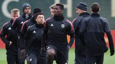 Gelandang Manchester United, Paul Pogba, bersama rekan-rekannya berlatih di kompleks latihan dekat Carrington, Manchester, Selasa (21/11/2017). MU akan melawan Basel pada lanjutan Liga Champions. (AFP/Paul Ellis)