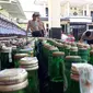 Ribuan botol miras dan ribuan liter miras oplosan disita dalam razia di Cilacap, sepekan akhir April 2018. (Foto: Liputan6.com/Muhamad Ridlo)