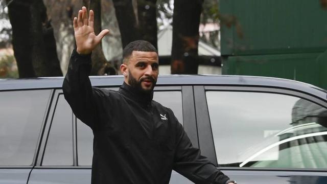 Kyle Walker saat tiba di AC Milan. (c) Claudio Furlan/LaPresse via AP