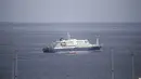 Sementara, virus Hanta, patogen mematikan yang umumnya berasal dari hewan pengerat, dikonfirmasi muncul di atas kapal tersebut. Tampak dalam foto, sebuah perahu ambulans mendekati pintu kemudi di sisi kanan kapal pesiar MV Hondius, saat kapal tersebut berhenti di lepas pelabuhan Praia, ibu kota Tanjung Verde, pada Selasa 5 Mei 2026. (Foto oleh AFP)
