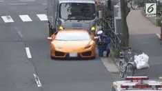Walau hanya memakai sepeda, seorang polisi Jepang tetap mengejar pengendara mobil Lamborghini Huracan yang kedapatan melanggar lalu lintas.
