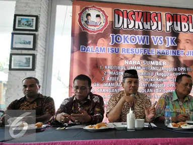 Anggota DPR RI fraksi Demokrat Khatibul Umam Wiranu (ketiga kiri) bersama Anggota DPR RI fraksi PDI Masinton Pasaribu (kedua kiri) memberikan keterangan dalam diskusi Publik Jokowi vs JK di Jakarta, Jumat (8/1/2016). (Liputan6.com/Johan Tallo)