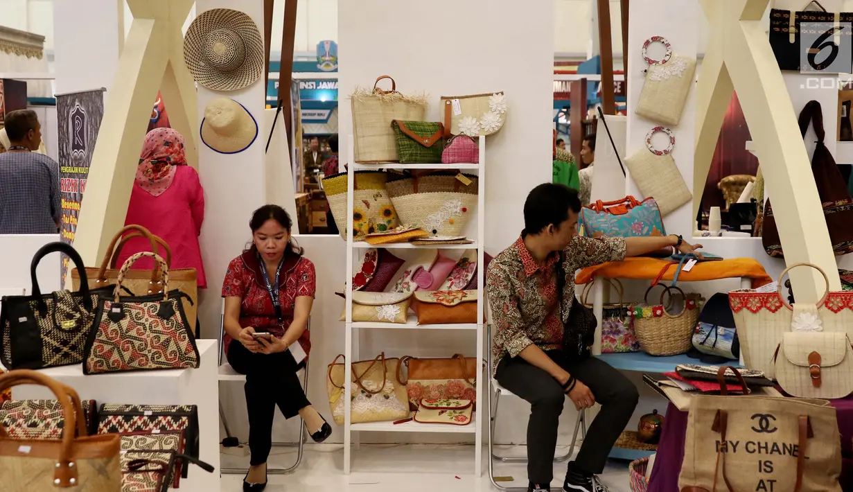 Sejumlah kerajinan tangan berbentuk tas dipamerkan dalam pameran Indonesia Trade Expo (ITE) 2017 di ICE, BSD, Tangerang Selatan, Rabu (11/10). (Liputan6.com/Angga Yuniar)