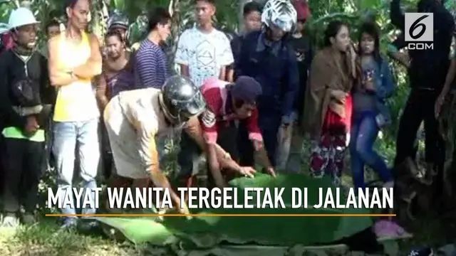 Jenazah perempuan tergeletak di pinggir jalan tertutup daun pisang di Polewali Mandar, Sulawesi Barat.