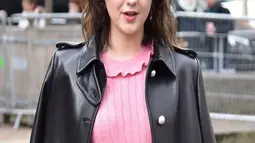 Tampil modis dan manis, ini penampilan Maisie Williams saat datang di sebuah acara. Paduan antara jaket kulit hitam, rok hitam dengan kaus pink bagian dalam sangat cocok dikenakan oleh Maisie. (Liputan6.com/Instagram/@maisie_williams)