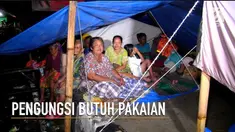 Ratusan warga korban banjir di kabupaten Cirebon, Jawa Barat, mendirikan tenda di jalur Pantura,  Senin malam (12/3/18).