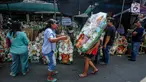 Penjual membawa parsel yang telah selesai dihias untuk dijual dikawasan Cikini, Jakarta, Sabtu (17/6). Satu pekan jelang Idul Fitri 1438 H penjualan parcel mulai mengalami peningkatan. (Liputan6.com/Faizal Fanani)