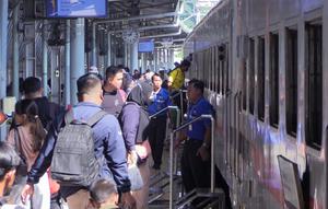 Sepanjang 18-25 Desember 2025, KAI melayani 1.760.221 pelanggan kereta api jarak jauh dan kereta api lokal di berbagai wilayah. (Foto:KAI)
