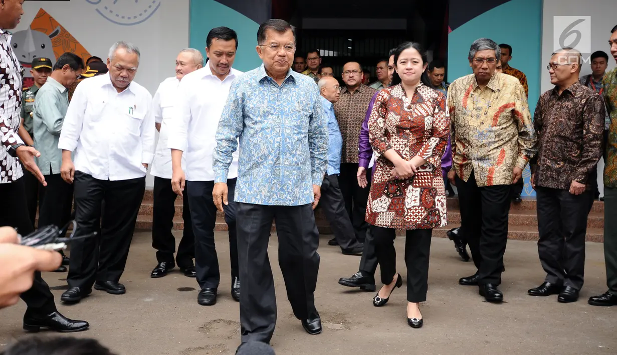 Wakil Presiden RI, Jusuf Kalla meninggalkan gedung Inasgoc usai menghadiri rapat di gedung Inasgoc di Jakarta, Selasa (18/7). Rapat membahas persiapan pelaksanaan Asian Games 2018. (Liputan6.com/Helmi Fithriansyah)
