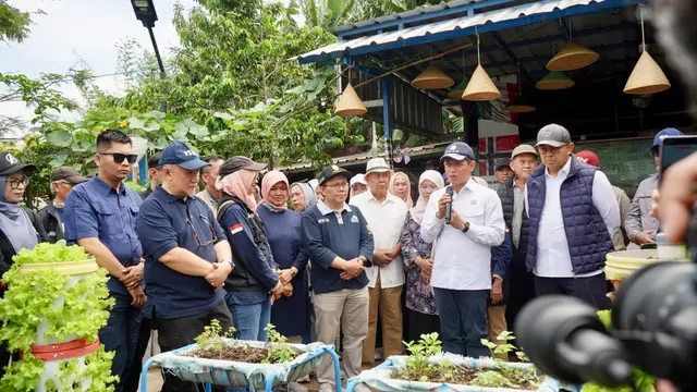 Menteri Lingkungan Hidup Hanif Faisol Nurofiq