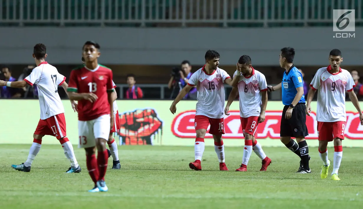 Pemain Bahrain merayakan gol yang dicetak Mohamed Marhoon ke gawang Indonesia U-23 pada laga PSSI Anniversary 2018 di Stadion Pakansari, Kab Bogor, Jumat (27/4). Indonesia kalah 0-1. (Liputan6.com/Helmi Fithriansyah)