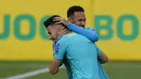 Pemain Brasil Neymar (kanan) memeluk rekan setimnya Gabriel Martinelli saat sesi latihan di pusat pelatihan Granja Comary, Teresopolis, Brasil, 23 Maret 2022. Brasil akan menghadapi Chile pada pertandingan sepak bola kualifikasi Piala Dunia 2022 di Rio de Janeiro. (AP Photo/Silvia Izquierdo)