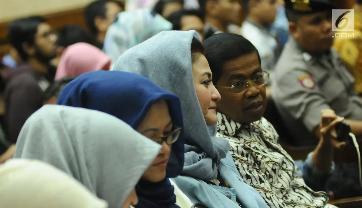 Istri Setya Novanto, Deisti Astriani Tagor (kedua kanan) berbincang dengan Idrus Marham saat mengikuti sidang lanjutan dugaan korupsi E-KTP di Pengadilan Tipikor, Jakarta, Kamis (28/12). (Liputan6.com/Helmi Fithriansyah)