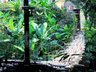 Kondisi jembatan bambu yang menghubungkan Kampung Bambon, Jakarta Selatan dan Kelapa Dua Depok memiliki kondisi yang cukup memprihatinkan, Depok, Jumat (13/3/2015). (Liputan6.com/Yoppy Renato)