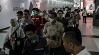 Penumpang menggunakan masker saat antre memasuki kereta Mass Rapid Transit (MRT) di Stasiun Bundaran HI Jakarta, Selasa (3/3/2020). Penumpang dengan gejala demam tinggi dilarang masuk dan menggunakan MRT sebagai upaya pencegahan penyebaran virus corona Covid 19. (Liputan6.com/Faizal Fanani)