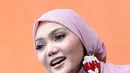"Pokoknya saya enggak mau ngomong itu, entar ribut-ribut, mendingan tunggu tanggal mainnya aja," kata Rina Nose, saat ditemui di kawasan Kapten Tendean, Jakarta Selatan, Kamis (31/8/2017). (Deki Prayoga/Bintang.com)