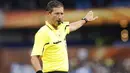 Gaya wasit Belgia Frank De Bleeckere saat menjadi wasit babak 16 besar PD 2010 antara Paraguay dan Jepang di Loftus Versfeld Stadium, Pretoria, 29 Juni 2010.  AFP PHOTO / JUAN MABROMATA